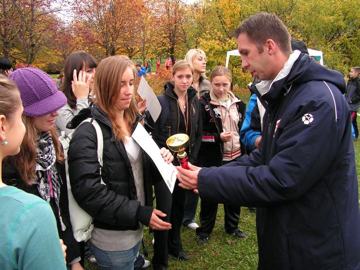 Maja Krawiec z klasy 1a (13 miejsce w kategorii klas piewszych) podczas dekoracji najlepszych.