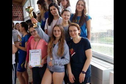 Brązowy medal dla dziewcząt z gimnazjum w pływaniu sztafetowym! 