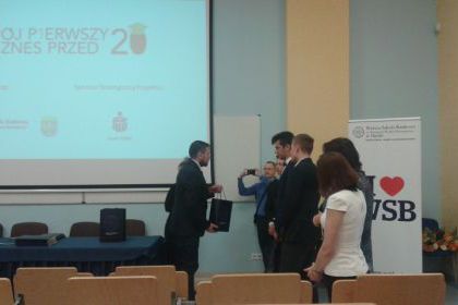 Drużyna III LO w Opolu zwyciężyła w  finale projektu  Mój pierwszy biznes przed 20 – tką 