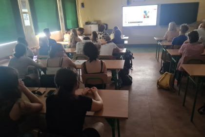 Jak bezpiecznie pracować na wakacjach 