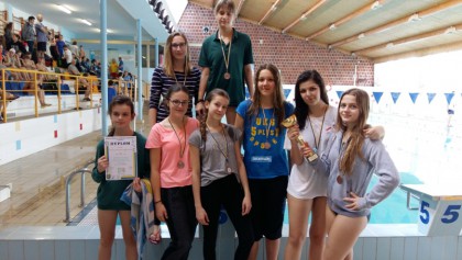 Brązowy medal dla dziewcząt z gimnazjum w pływaniu sztafetowym!